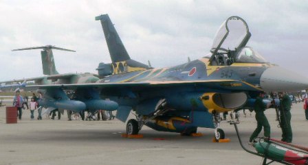 飛行機に黄色は似合わないか？ 論争